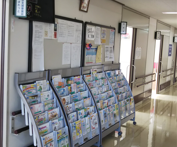 ホームページ　ぱれっと　パンフ台